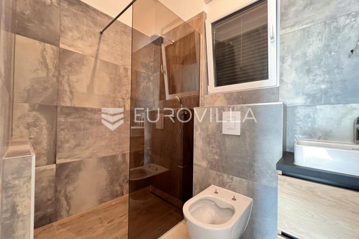 Istra, Banjole - trosoban stan u novogradnji na drugom katu, 82.17m2 s otvorenim pogledom na more