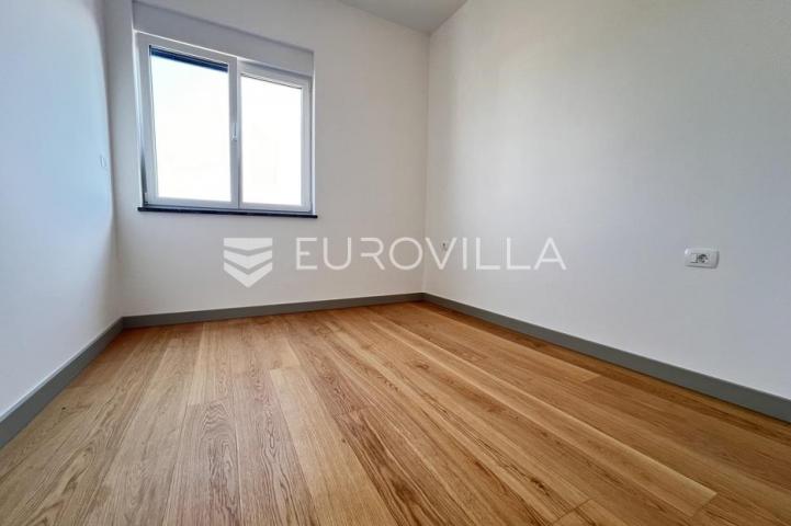 Istra, Banjole - trosoban stan u novogradnji na drugom katu, 82.17m2 s otvorenim pogledom na more