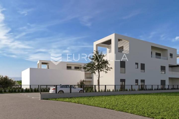 Istra, Poreč, moderan trosobni stan neto korisne površine od 85 m² u prizemlju
