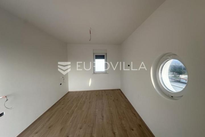 Istra, Ližnjan, dvojna kuća 150 m² s pogledom more, bazenom i uređenom okućnicom