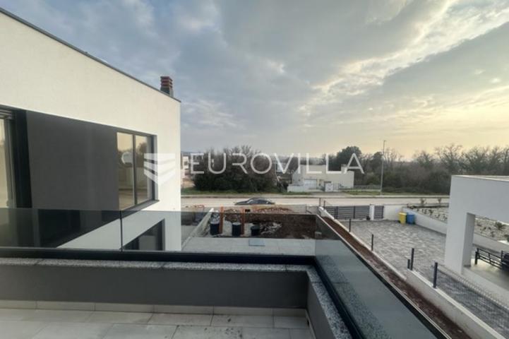 Istra, Ližnjan, dvojna kuća 150 m² s pogledom more, bazenom i uređenom okućnicom