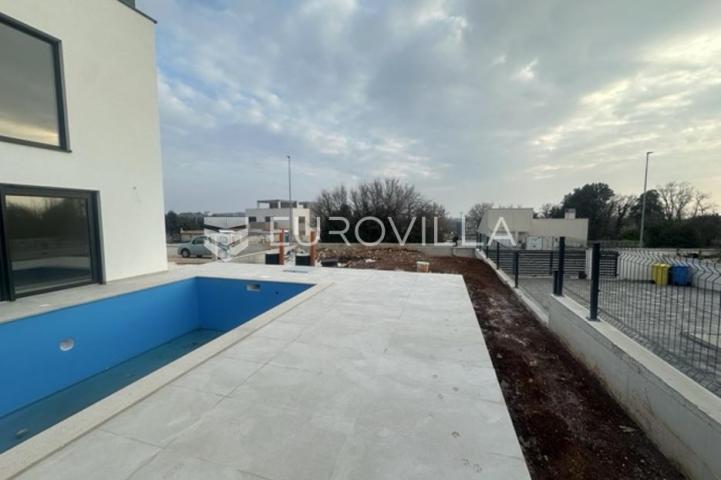 Istra, Ližnjan, dvojna kuća 150 m² s pogledom more, bazenom i uređenom okućnicom