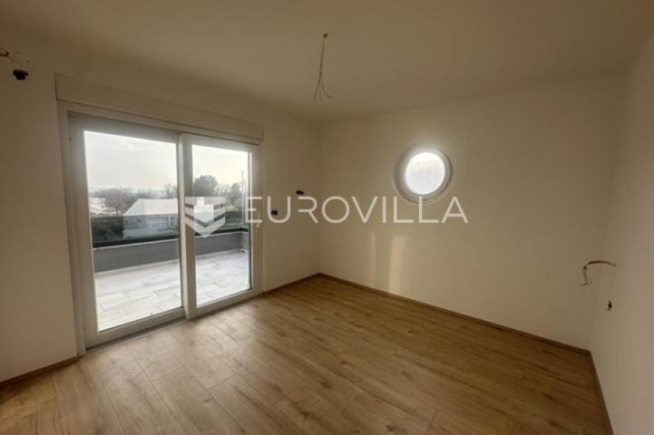 Istra, Ližnjan, dvojna kuća 150 m² s pogledom more, bazenom i uređenom okućnicom