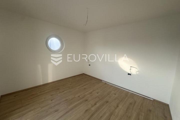 Istra, Ližnjan, dvojna kuća 150 m² s pogledom more, bazenom i uređenom okućnicom
