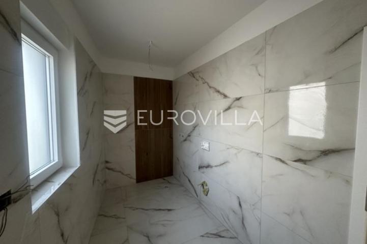 Istra, Ližnjan, dvojna kuća 150 m² s pogledom more, bazenom i uređenom okućnicom