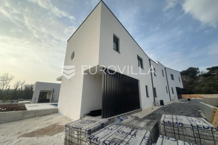 Istra, Ližnjan, dvojna kuća 150 m² s pogledom more, bazenom i uređenom okućnicom