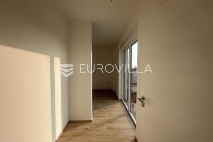 Istra, Ližnjan, dvojna kuća 150 m² s pogledom more, bazenom i uređenom okućnicom