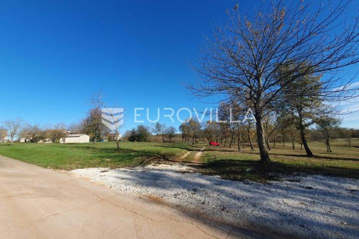 Poreč, okolica - lijepo građevinsko zemljište NKP 775 m2  + 442 m2 poljoprivredno pravilnog oblika 