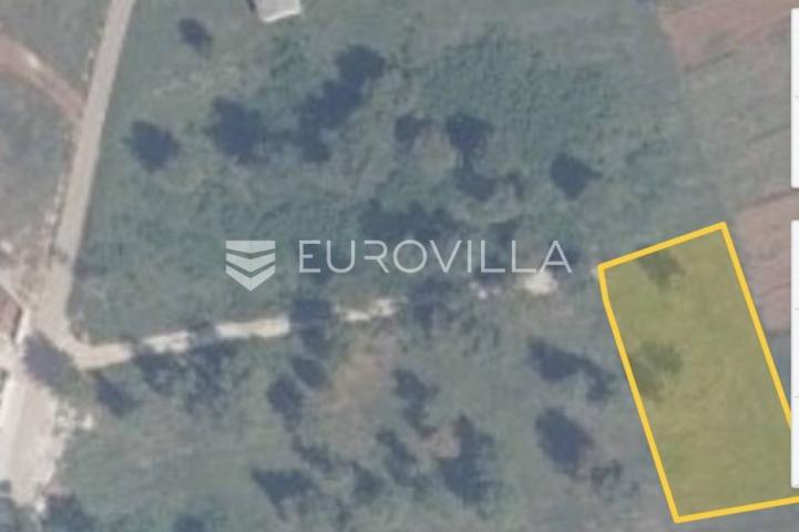 Poreč, okolica - lijepo građevinsko zemljište NKP 775 m2  + 442 m2 poljoprivredno pravilnog oblika 