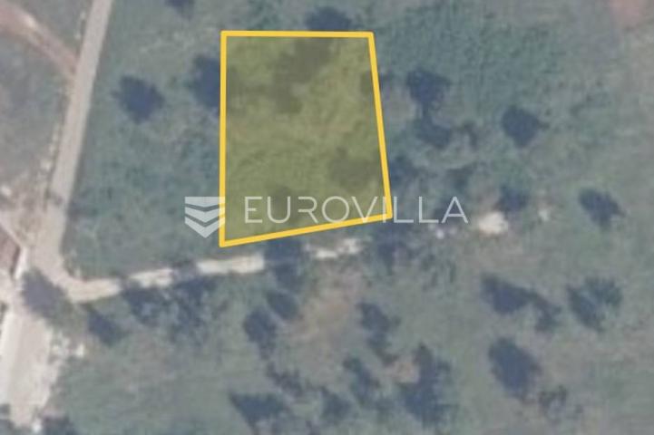 Poreč, okolica - lijepo građevinsko zemljište NKP 775 m2  + 442 m2 poljoprivredno pravilnog oblika 