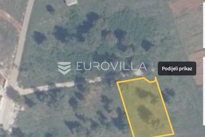 Poreč, okolica - lijepo građevinsko zemljište NKP 775 m2  + 442 m2 poljoprivredno pravilnog oblika 
