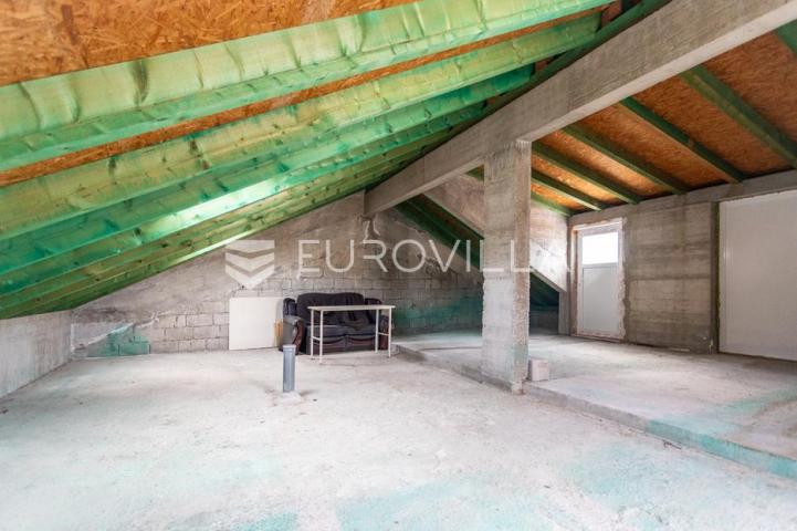 Podstrana, kuća s četiri stambene jedinice u blizini mora, 340m2