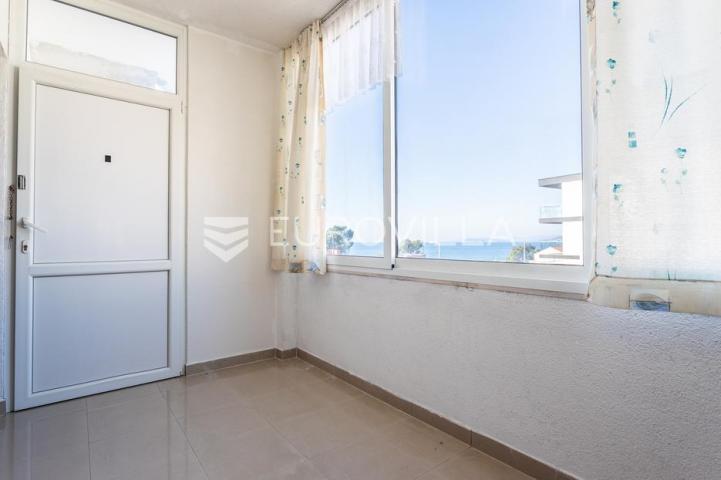 Podstrana, kuća s četiri stambene jedinice u blizini mora, 340m2
