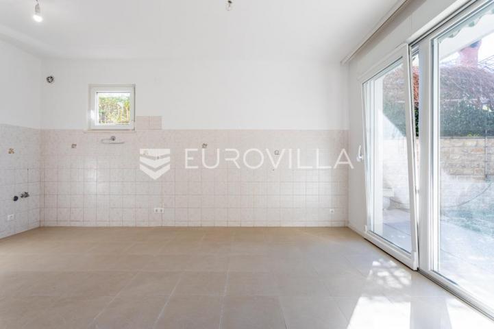 Podstrana, kuća s četiri stambene jedinice u blizini mora, 340m2
