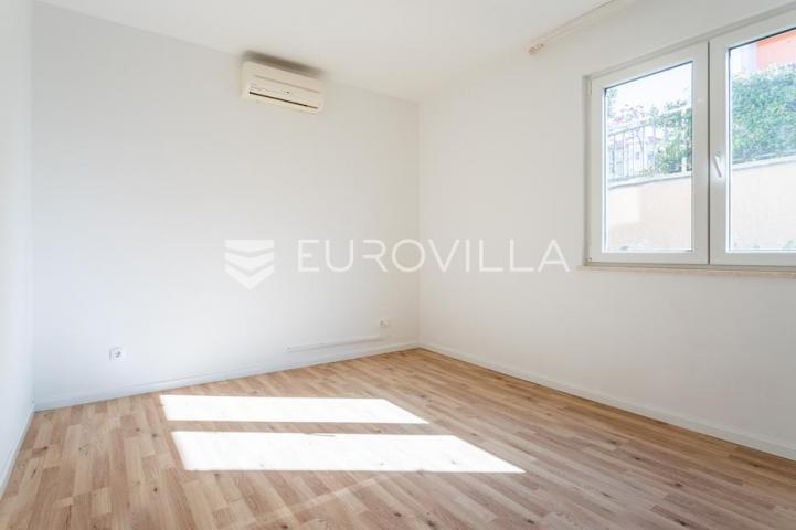 Podstrana, kuća s četiri stambene jedinice u blizini mora, 340m2