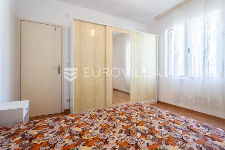 Podstrana, kuća s četiri stambene jedinice u blizini mora, 340m2