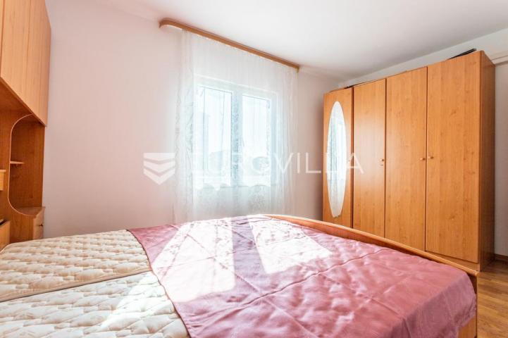 Podstrana, kuća s četiri stambene jedinice u blizini mora, 340m2