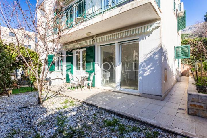 Podstrana, kuća s četiri stambene jedinice u blizini mora, 340m2