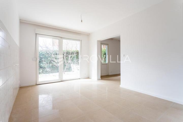 Podstrana, kuća s četiri stambene jedinice u blizini mora, 340m2