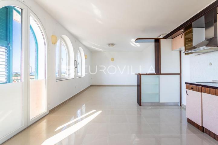 Podstrana, kuća s četiri stambene jedinice u blizini mora, 340m2
