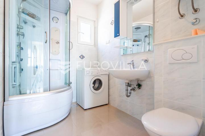 Podstrana, kuća s četiri stambene jedinice u blizini mora, 340m2