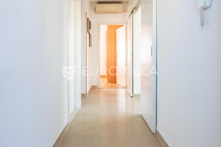 Podstrana, kuća s četiri stambene jedinice u blizini mora, 340m2