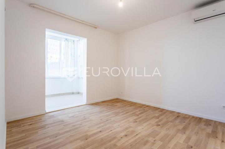 Podstrana, kuća s četiri stambene jedinice u blizini mora, 340m2