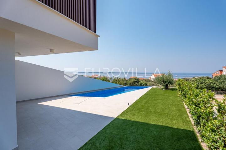 Pag, Mandre, trosoban stan u luksuznoj vili s privatnim bazenom i pogledom na more 130 m²