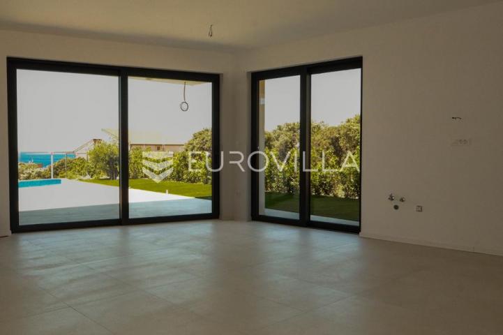 Pag, Mandre, trosoban stan u luksuznoj vili s privatnim bazenom i pogledom na more 130 m²