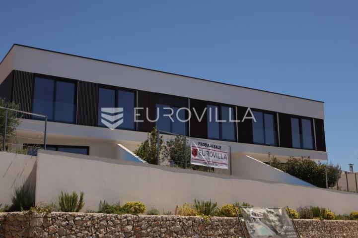 Pag, Mandre, trosoban stan u luksuznoj vili s privatnim bazenom i pogledom na more 130 m²