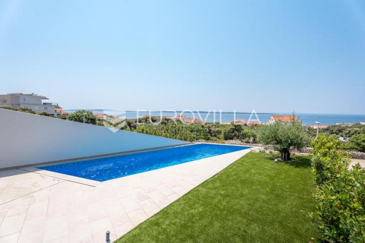 Pag, Mandre, trosoban stan u luksuznoj vili s privatnim bazenom i pogledom na more 130 m²