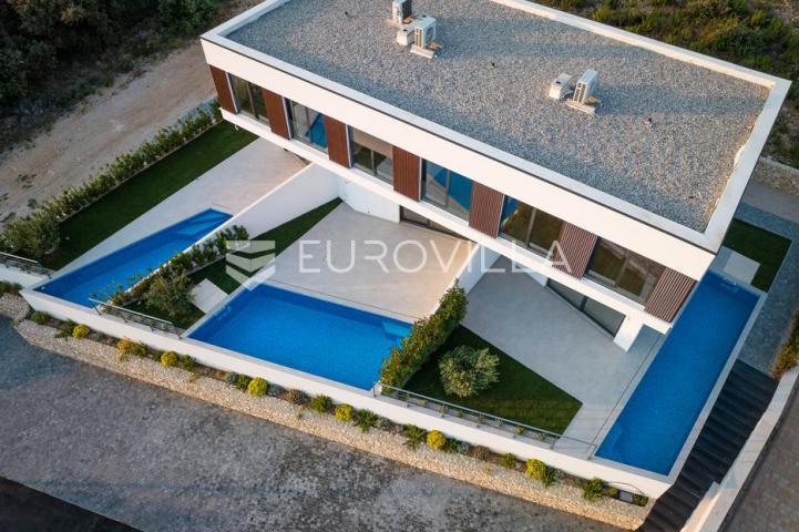 Pag, Mandre, trosoban stan u luksuznoj vili s privatnim bazenom i pogledom na more 130 m²