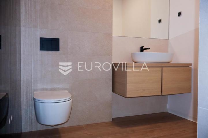 Pag, Mandre, trosoban stan u luksuznoj vili s privatnim bazenom i pogledom na more 130 m²