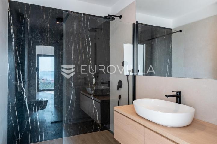 Pag, Mandre, trosoban stan u luksuznoj vili s privatnim bazenom i pogledom na more 130 m²