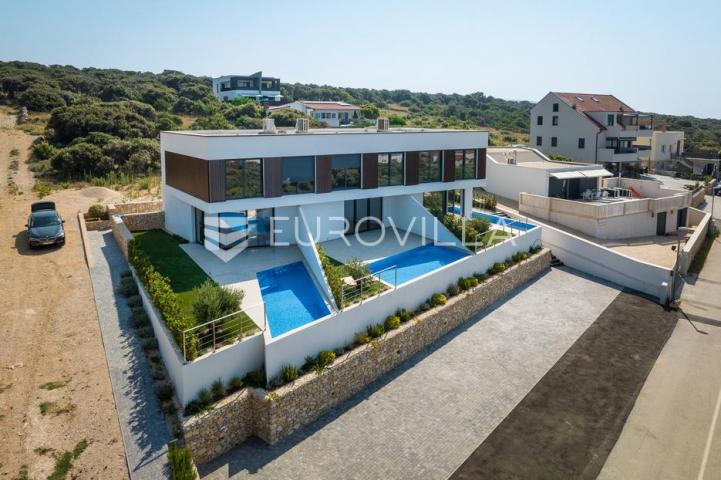 Pag, Mandre, trosoban stan u luksuznoj vili s privatnim bazenom i pogledom na more 130 m²