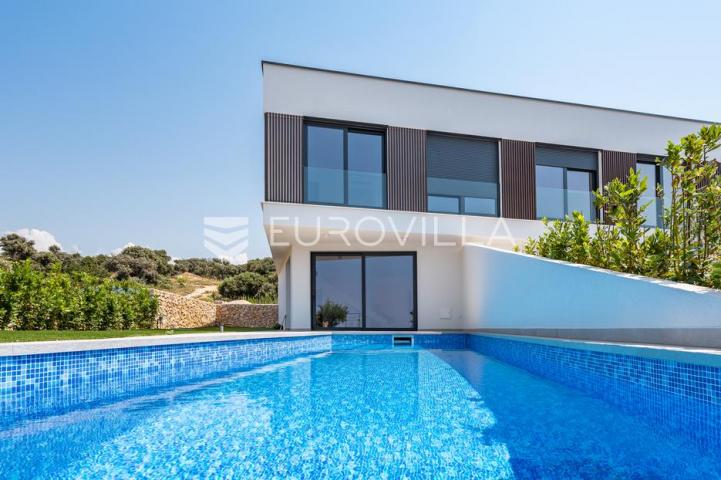 Pag, Mandre, trosoban stan u luksuznoj vili s privatnim bazenom i pogledom na more 130 m²