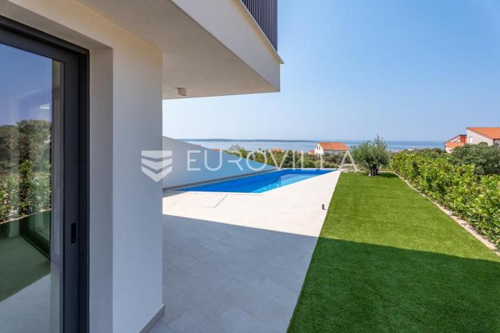 Pag, Mandre, trosoban stan u luksuznoj vili s privatnim bazenom i pogledom na more 130 m²