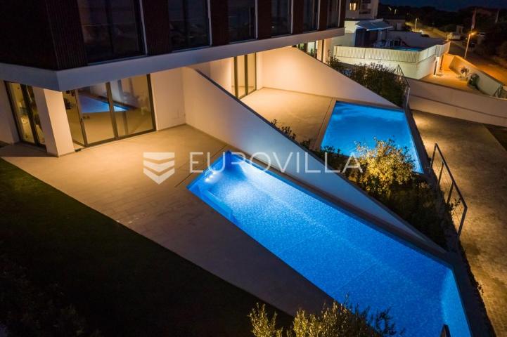 Pag, Mandre, trosoban stan u luksuznoj vili s privatnim bazenom i pogledom na more 130 m²