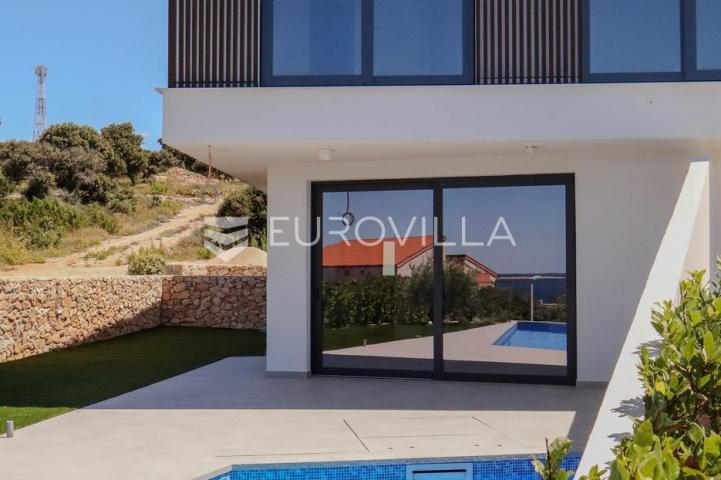 Pag, Mandre, trosoban stan u luksuznoj vili s privatnim bazenom i pogledom na more 130 m²