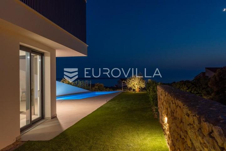 Pag, Mandre, trosoban stan u luksuznoj vili s privatnim bazenom i pogledom na more 130 m²