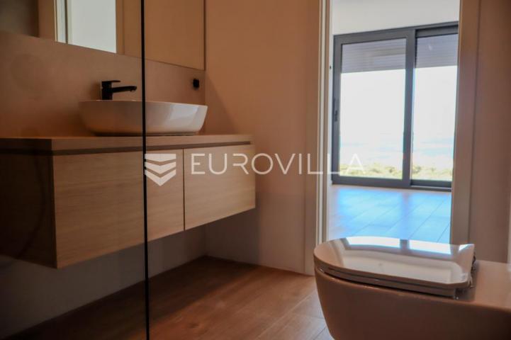 Pag, Mandre, trosoban stan u luksuznoj vili s privatnim bazenom i pogledom na more 130 m²
