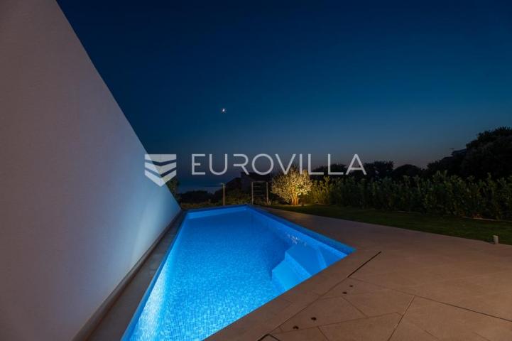 Pag, Mandre, trosoban stan u luksuznoj vili s privatnim bazenom i pogledom na more 130 m²
