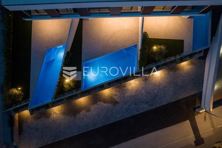 Pag, Mandre, trosoban stan u luksuznoj vili s privatnim bazenom i pogledom na more 130 m²