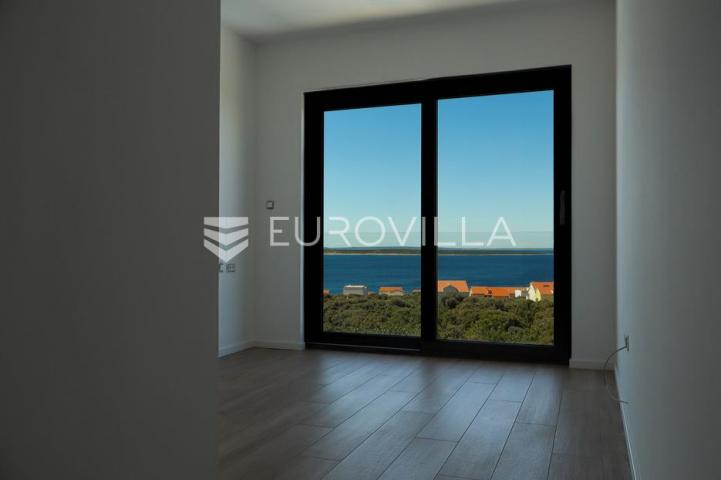 Pag, Mandre, trosoban stan u luksuznoj vili s privatnim bazenom i pogledom na more 130 m²