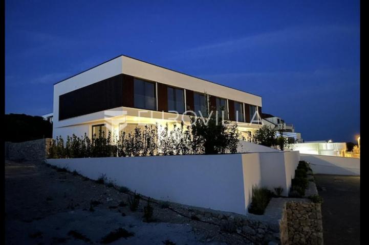 Pag, Mandre, trosoban stan u luksuznoj vili s privatnim bazenom i pogledom na more 130 m²