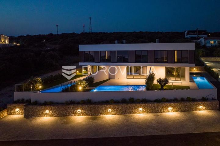 Pag, Mandre, trosoban stan u luksuznoj vili s privatnim bazenom i pogledom na more 130 m²