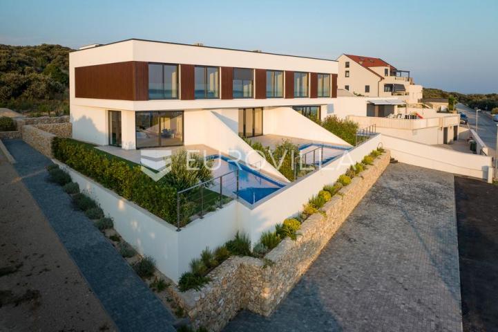 Pag, Mandre, trosoban stan u luksuznoj vili s privatnim bazenom i pogledom na more 130 m²