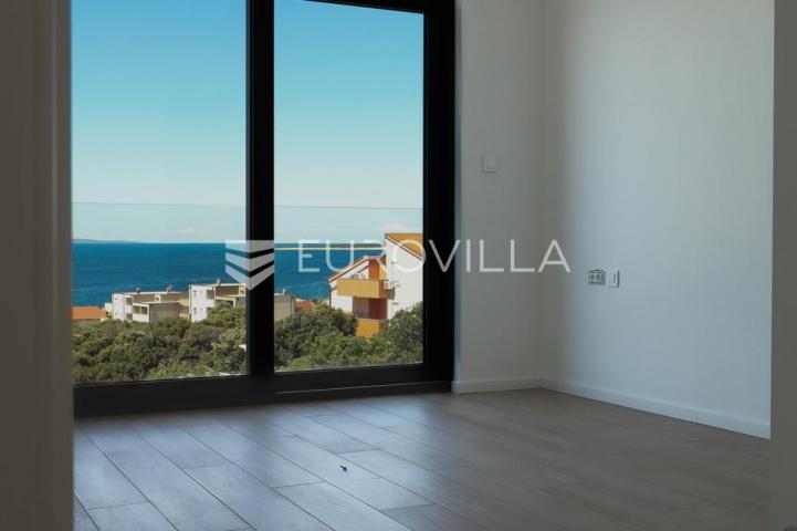Pag, Mandre, trosoban stan u luksuznoj vili s privatnim bazenom i pogledom na more 130 m²