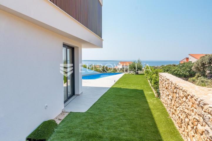 Pag, Mandre, trosoban stan u luksuznoj vili s privatnim bazenom i pogledom na more 130 m²