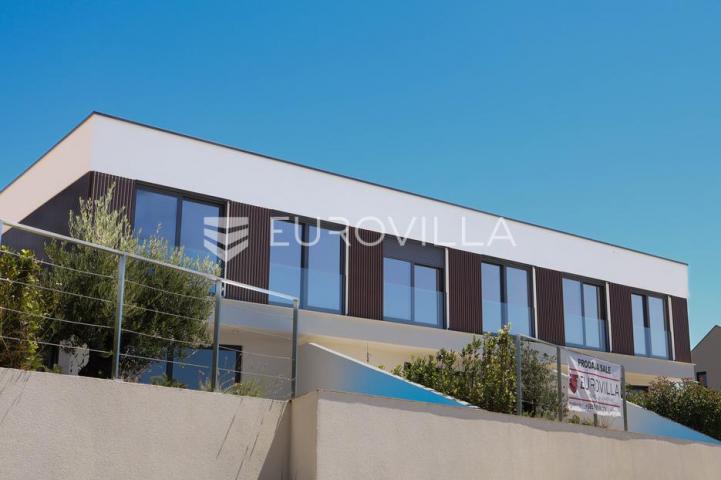 Pag, Mandre, trosoban stan u luksuznoj vili s privatnim bazenom i pogledom na more 130 m²